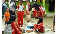 Menembus Jalan Terjal, Salurkan Sedekah Sepatu untuk Siswa SD Terpencil