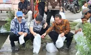 Lestarikan Ekosistem Sungai, UGM Tebar 5.000 Ikan Wader Pari di Sungai Gandok