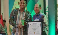 Hamenang Wajar Ismoyo menyerahkan penghargaan CSR Award.