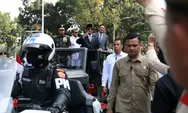 Antusias Warga Sapa Prabowo dan Menhan Sjafrie Naik Maung Usai Serah Terima Jabatan Menuju Istana Negara