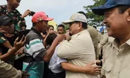 Prabowo Sapa Hangat Ratusan Warga Karawang Usai Blusukan di Tambak Budidaya Ikan Nila