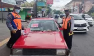 Parkir Liar di Jalan Pulau Nias Denpasar, Puluhan Kendaraan Ditempeli Stiker