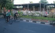 Pakai Helm Merah, Presiden Jokowi  Bersepeda Santai di Jalan Kota Mataram Saat May Day