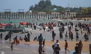 Warga Menghabiskan Libur Idulfitri, 25 Ribu Wisatawan Padati Pantai Manggar