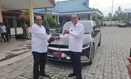 Sekda Keerom Terima Mobil Dinas Ramah Lingkungan