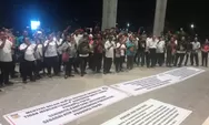 Hingga Malam, Ratusan Pegawai Non ASN Bertahan di Depan Kantor Gubernur Papua Untuk Tuntut Hal ini