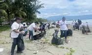 Ratusan Perempuan Bersihkan Sampah di Holtekamp Jayapura