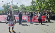 BREAKING NEWS: Ratusan Warga Palang Kantor Wali Kota Jayapura