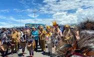 Kunjungan Perdana, Wamendagri Tiba di Nabire Disambut Tari-Tarian dari Masyarakat