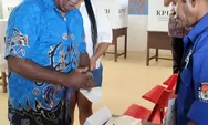 Menggunakan Batik Papua Warna Biru, Cagub Romanus Mbaraka Salurkan Hak Pilihnya