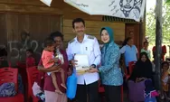 Pj Bupati Sarmi Berikan Makanan Bergizi bagi Anak-anak Stunting di Kampung Tetom Jaya, Distrik Bonggo