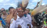 Tiba di Boven Digoel, Gubernur Papua Selatan Disambut Tarian Adat Papua