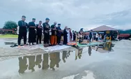 Di Tengah Sisa Hujan Semalam, Umat Muslim Khusuk Salat Idul Fitri di Lapangan Brimob Kotaraja
