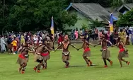 UNIK! Siswa-Siswi di Nabire Hadiri Upacara Hardiknas dengan Pakaian Batik dan Tradisional
