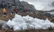 Karyawan Freeport Indonesia Bersihkan Sampah di Jalur Pendakian Carstensz