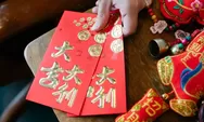 3 Adab Bagi-bagi Angpao Imlek yang Harus Diterapkan