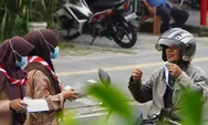 Kabut Asap Ganggu Kualitas Udara, Pramuka Padang Panjang Turun ke Jalan Bagikan Masker