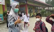Cegah Gangguan Pernapasan akibat Kabut Asap, 15 Puskesmas Dharmasraya Bagikan Masker ke Siswa