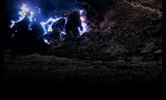 “Blue Fire” Gunung Papandayan Viral di Medsos, Ini Penjelasan Ilmiahnya