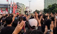 Apa Arti Simbol 3 Jari yang Sering Dipakai Massa Aksi Demonstrasi?