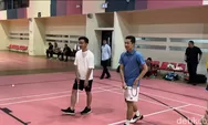 Gibran Main Badminton Bareng Taufik Hidayat Usai Blusukan di Tangerang