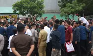 Jokowi Bagikan Sembako dan Kaos di Tangerang