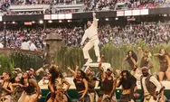 Viral “Manusia Semak” di Halftime Show Super Bowl 2026, Ternyata Performer Dibayar Rp22 Juta