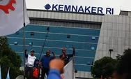 Meski Diguyur Hujan, Ratusan Buruh Tetap Kepung Kemnaker Tolak Aturan Outsourcing Baru