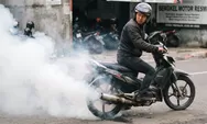 Knalpot Motor Sering Ngebul? Simak Penyebab dan Dampak Buruknya 