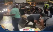 Kolaborasi Media Gelar Bagi-bagi Takjil Dibantu Anggota Satlantas Polres Pelabuhan Tanjung Perak
