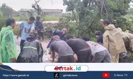 Sinergi Personil Gabungan Bersihkan Material Pohon Tumbang yang Sempat Lumpuhkan Lalu Lintas Doro