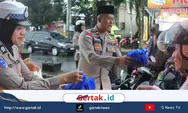 Momen Hangat di Tugu Nol KM: Polres Pekalongan Tebar Takjil Gratis Meski Diguyur Hujan
