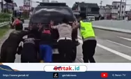 Polisi Penolong: Tim Satgas Patroli Polres Pekalongan Evakuasi Mobil Pemudik yang Rusak di Jalur Keluar Tol