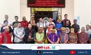Tuntut Keadilan, Ratusan Massa Gelar Ritual Adat dan Mediasi di Kantor Pengadilan Sintang