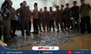Kompi Tebar Koin Ganti Rugi Fasum di Depan Kantor Bupati, Sindiran Telak: Pemerintah Daerah Dinilai Abai dan Tak Punya Kepekaan