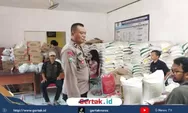 Polsek Indramayu Hadir di Tengah Warga, Kawal Penyaluran Bantuan Pangan di Bojongsari dengan Sentuhan Humanis