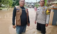 Di Tengah Banjir yang Menggenang, Polisi Hadir Menjadi Harapan Warga Pasar II Muara Enim