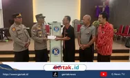 Polres Sintang Gelar Aksi Sosial, Salurkan Bantuan Hingga Makanan Siap Santap. 