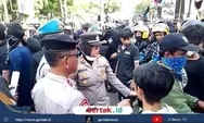 Kapolsek Indramayu, AKP Indri Hadang Massa Demo yang Nyaris Baku Hantam di Depan DPRD