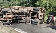 Truk Bermuatan Cangkang Kernel Sawit Terguling di Jalan Ahmad Yani Cempekak, Arus Lalu Lintas Sempat Lumpuh