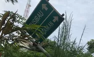 Papan Penunjuk Arah Putussibau–Nanga Dangkan di Desa Bongkong Nyaris Tumbang dan Tertutup Semak Belukar, Pengguna Jalan Prihatin