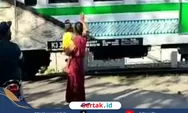 Relawan Ibu Penjaga Perlintasan KA Tanpa Palang di Wonogiri Viral