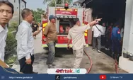 Garasi Penyimpanan Garam dan Perabotan Rumah Tangga di Losarang Terbakar, Damkar Indramayu Bergerak Cepat Jinakkan Api