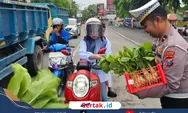 Satlantas Polres Sampang Bagi Sayuran Gratis untuk Pengendara Tertib