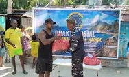 Lanal Nabire Bersama IDI Gelar Pengobatan Gratis dan Salurkan 70 Paket Sembako di Kampung Mambor