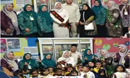 Hari Pertama Masuk Sekolah: Kepala Desa Alam Endah Kunjungi Sekolah dan Memberi Penghargaan