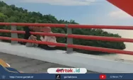 Viral Pasangan Duduk di Bibir Jembatan Merah Jayapura, Sempat Abaikan Tiga Kali Teguran Warga hingga Tuai Pujian Warganet