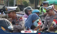 Satlantas Sampang Gebber Bagi Bendera Merah Putih, Warga Diajak Tertib Berkendara