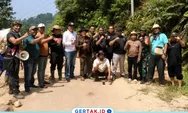 Ketua APDESI Cibeber H. Tating Bersama para Kepala Desa dan Ratusan Warga, Turun Langsung Perbaiki Jalan Provinsi Banten