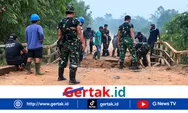 Danramil Silat Hilir Pimpin Gotong Royong Perbaiki Jembatan Penghubung Antar Desa